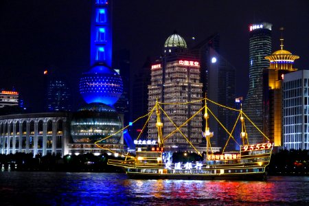 2014.11.15.191344_Shanghai_International_Conference_Center_ship_night_Shanghai
