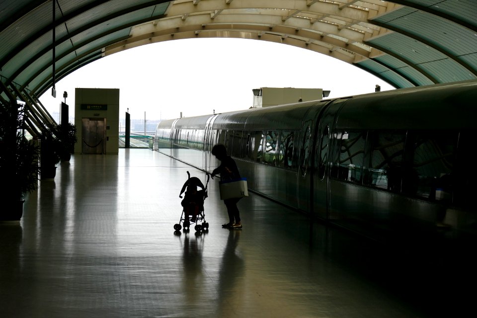 2014.11.15.141232_Maglev_train_Longyang_Road_Station_Shanghai