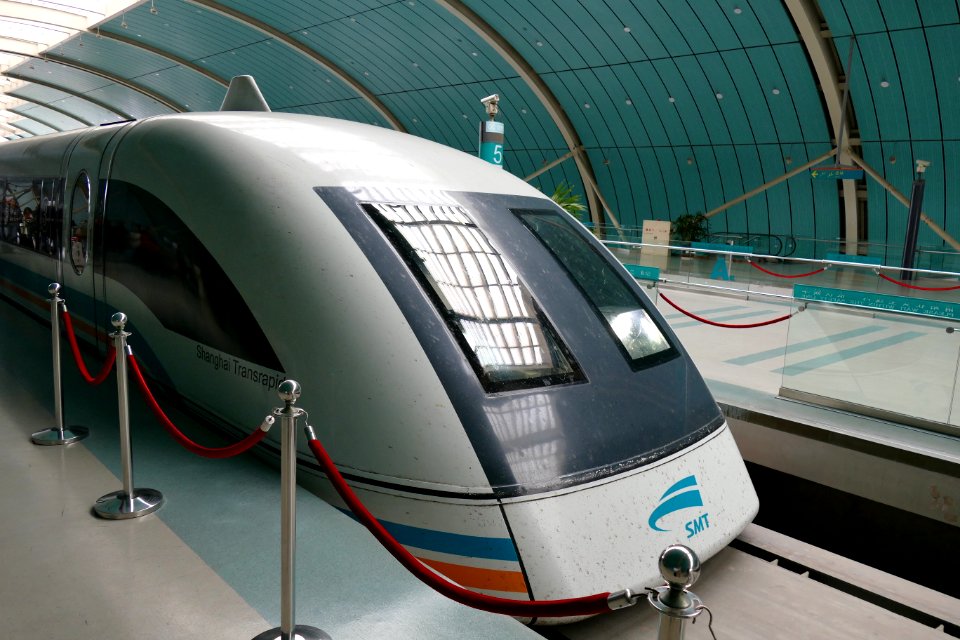 2014.11.15.141107_Maglev_train_Longyang_Road_Station_Shanghai