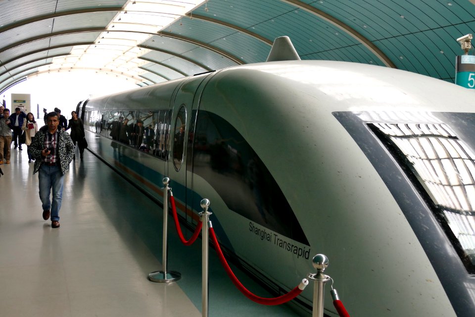 2014.11.15.141115_Maglev_train_Longyang_Road_Station_Shanghai