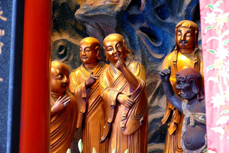 2014.11.17.103246_Monk_figures_Jade_Buddha_Temple_Shanghai
