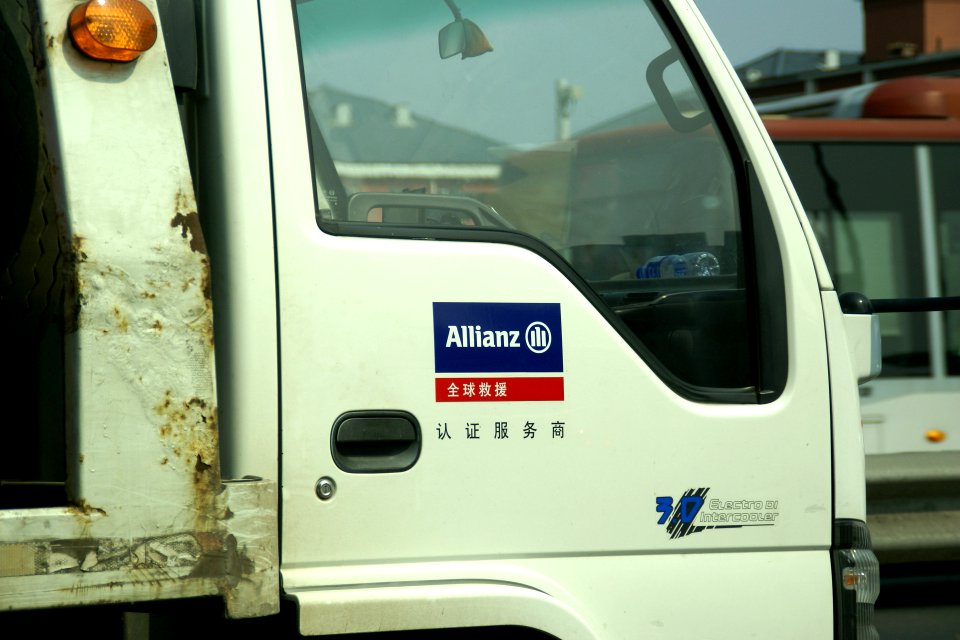 2014.08.19.145832_Truck_Allianz_advertisement_G6_Jingzang_Expressway_Beijing