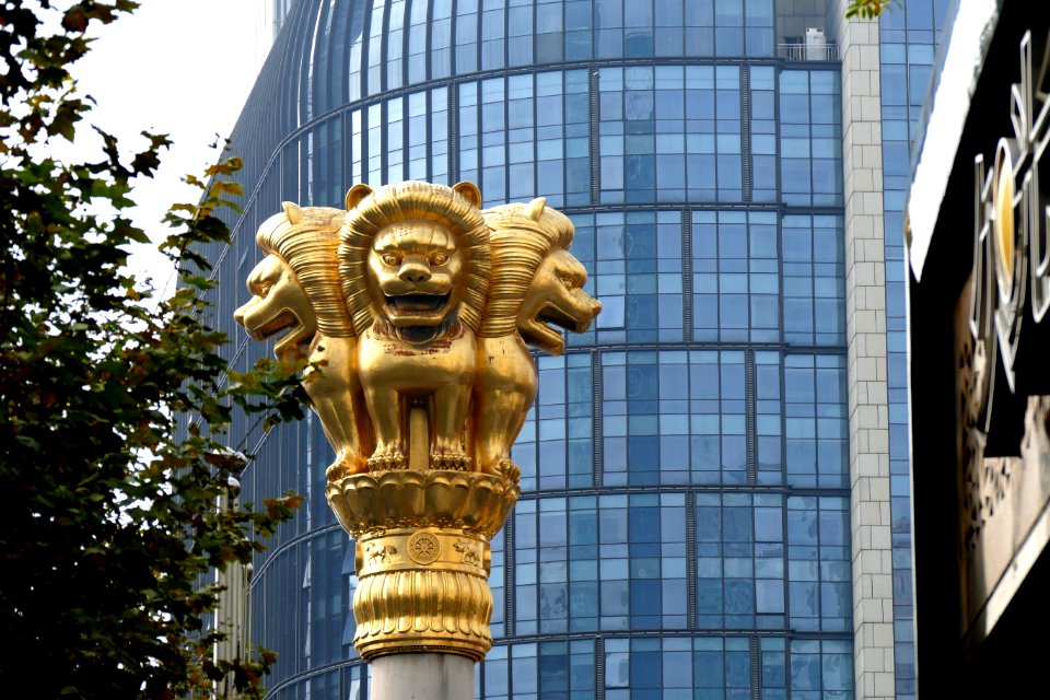 2014.11.17.120630_Lion_statue_Jing'an_Temple_Shanghai