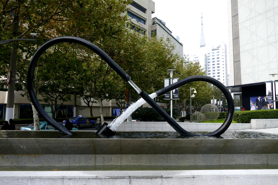 2014.11.17.114401_Fountain_Nanjing_West_Road_Shanghai