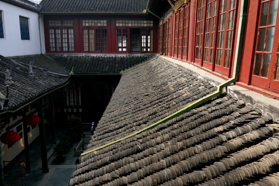 2014.11.17.103750_Inner_yard_Jade_Buddha_Temple_Shanghai