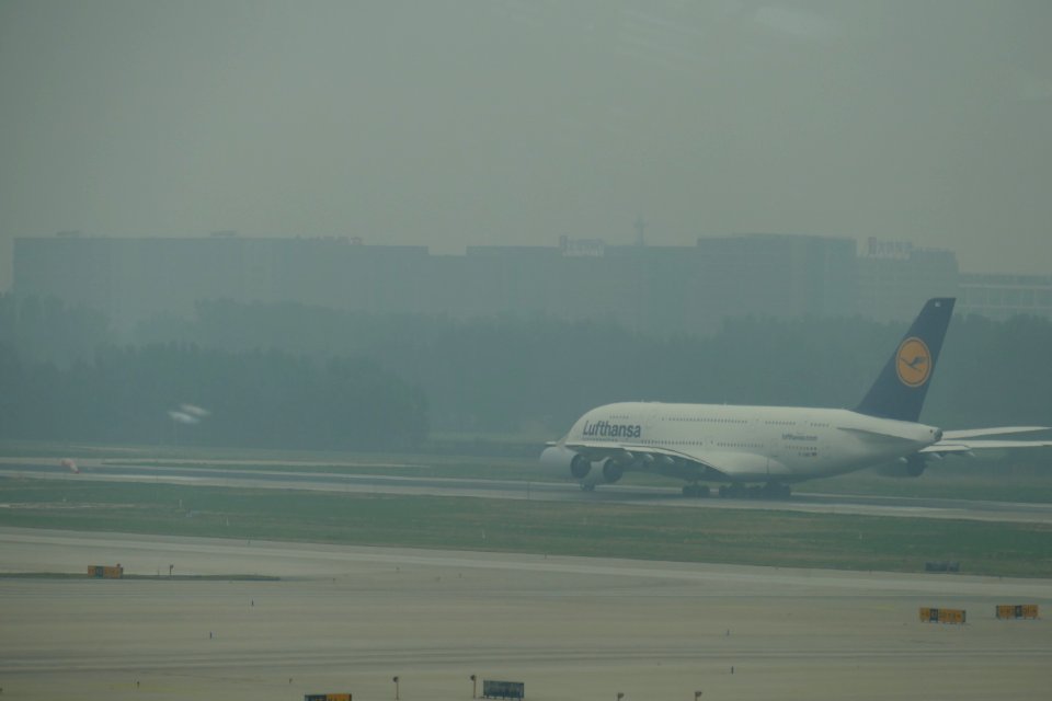 2014.10.01.105503_Lufthansa_LH721_A380-800_Terminal_3_Airport_Bejing