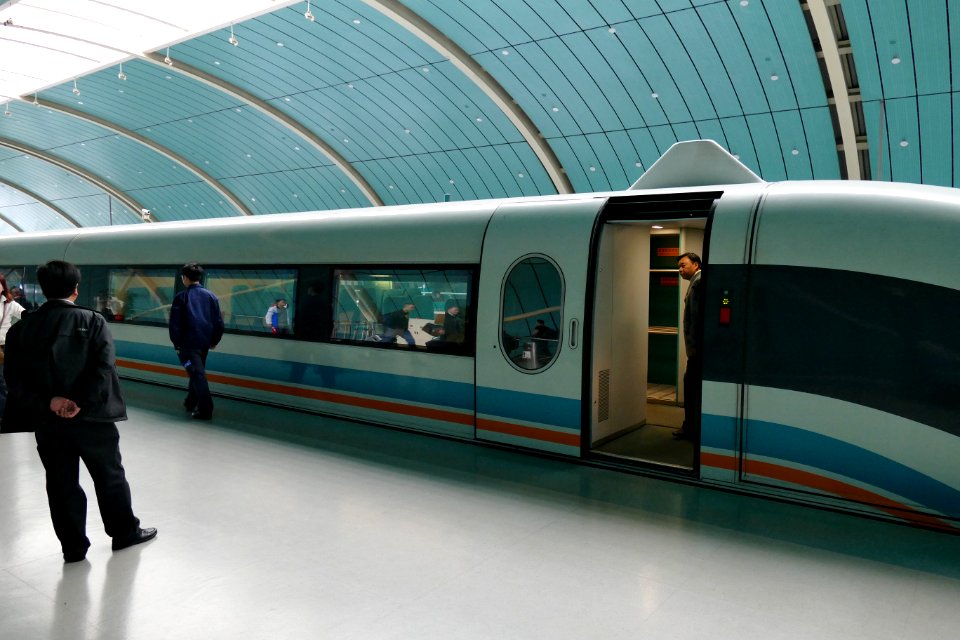 2014.11.15.141050_Maglev_train_Longyang_Road_Station_Shanghai