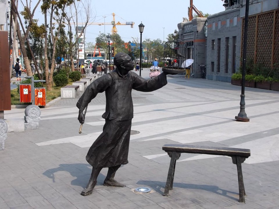 2014.08.27.144133_Street_statue_Yiheyuan_Road_Haidian_Beijing