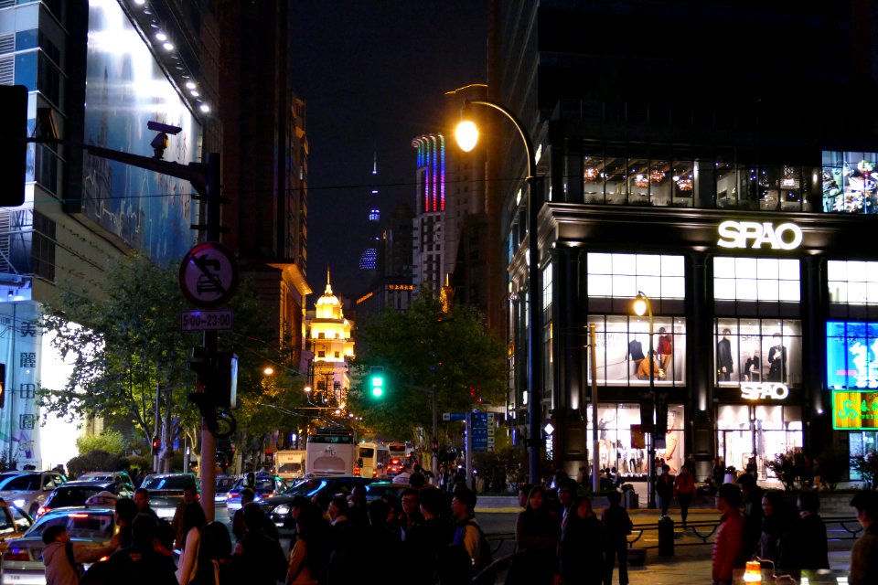 2014.11.15.180559_East_Nanjing_Road_Shanghai