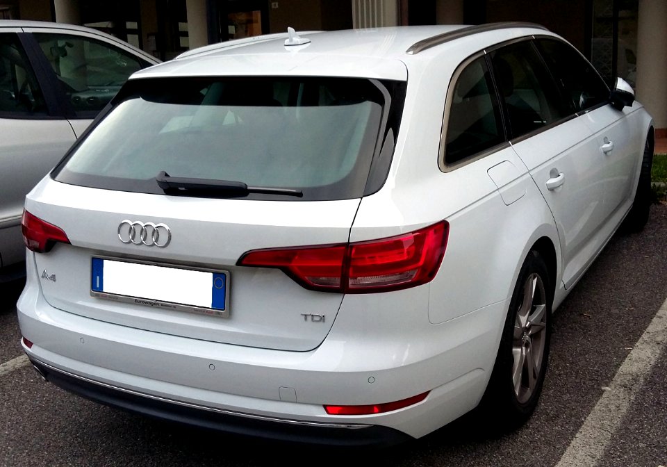 2015_Audi_A4_Avant_rear