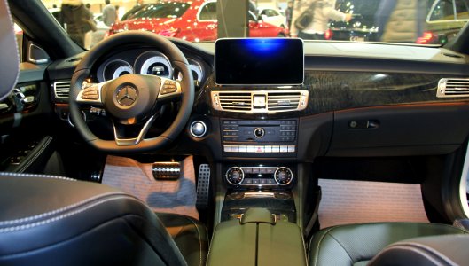 2015_Mercedes-Benz_CLS550_interior