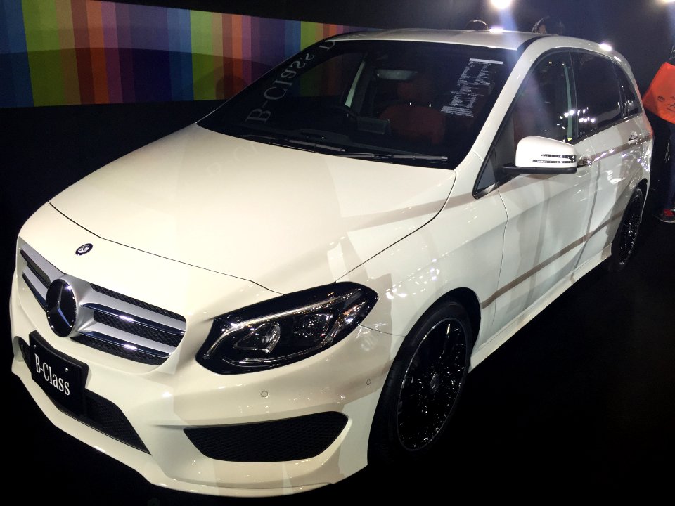 2015_Mercedes-Benz_B180_Sports_Edition_Red_front_-_Tokyo_Auto_Salon_2015