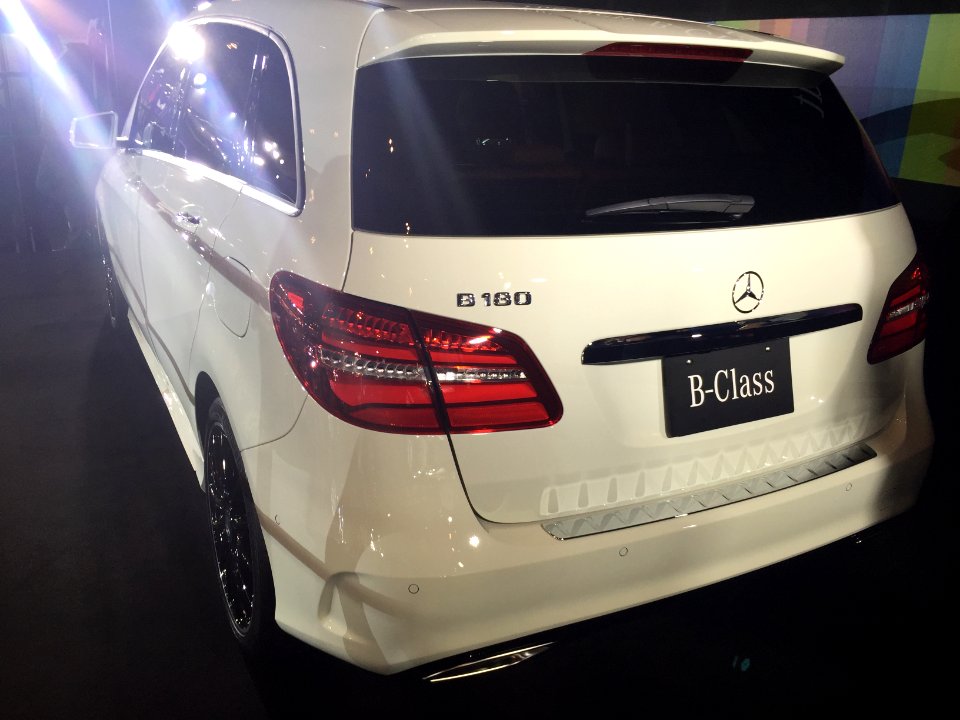 2015_Mercedes-Benz_B180_Sports_Edition_Red_rear_-_Tokyo_Auto_Salon_2015