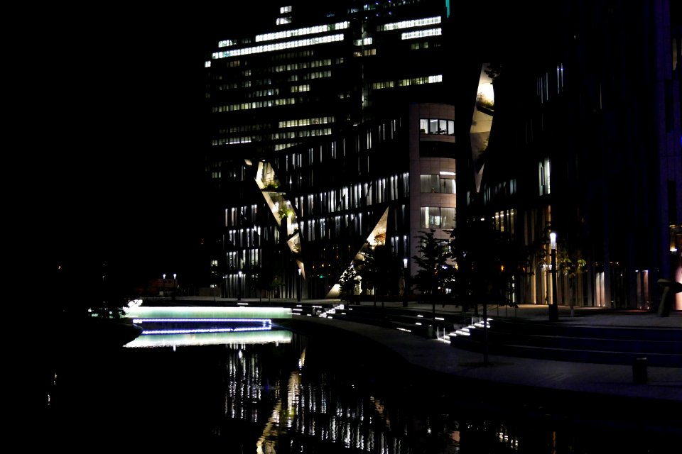 2015.09.26.200000_Apple_Store_night_Düsseldorf