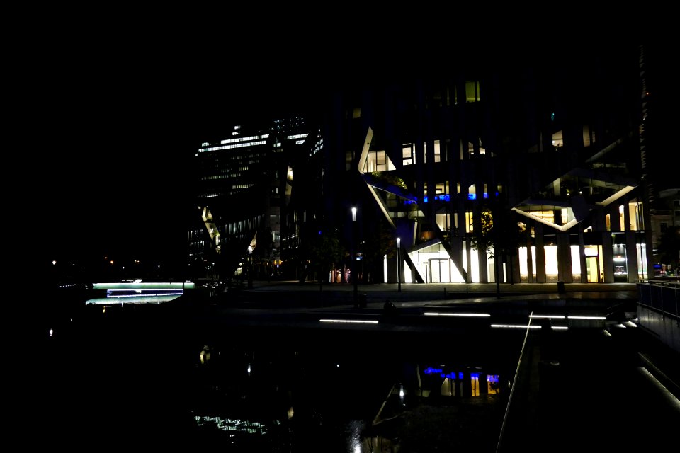 2015.09.26.195859_Apple_Store_night_Düsseldorf