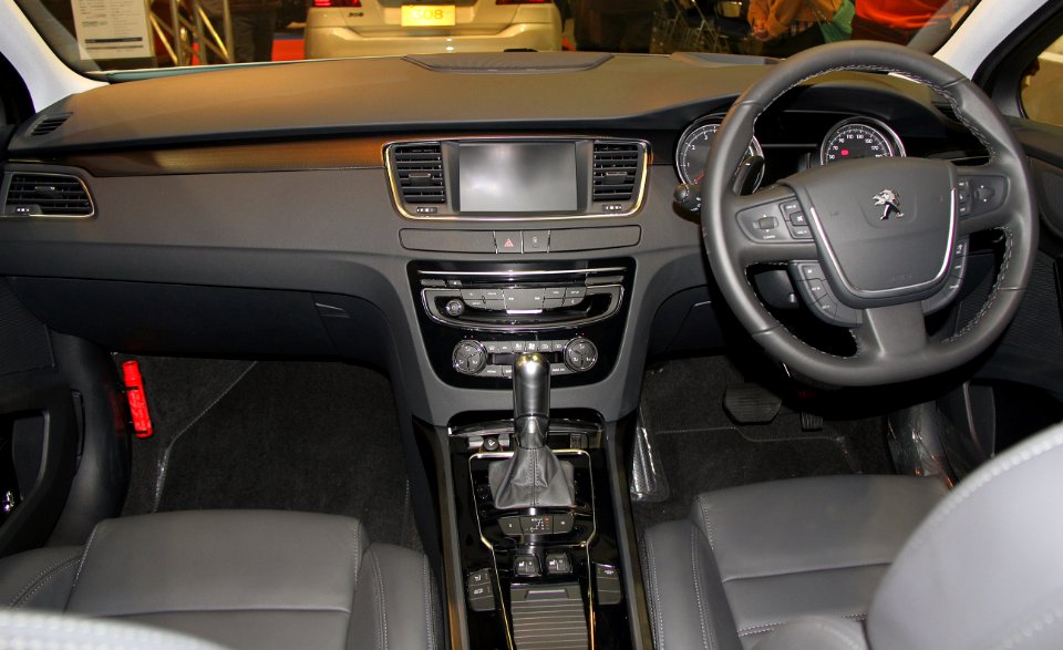 2015_Peugeot_508_Griffe_interior