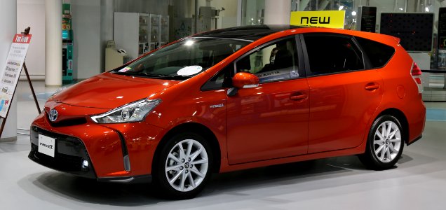 2015_Toyota_Prius_α