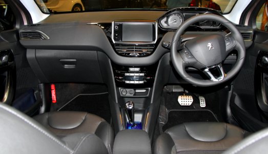 2015_Peugeot_208_Cielo_interior