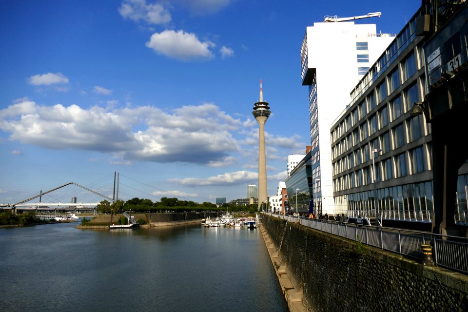 2015.09.26.161652_Rheinturm_Neuer_Zollhof_Düsseldorf