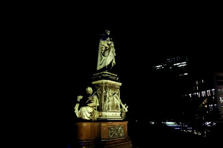 2015.09.26.200218_Peter_Cornelius_statue_night_Düsseldorf