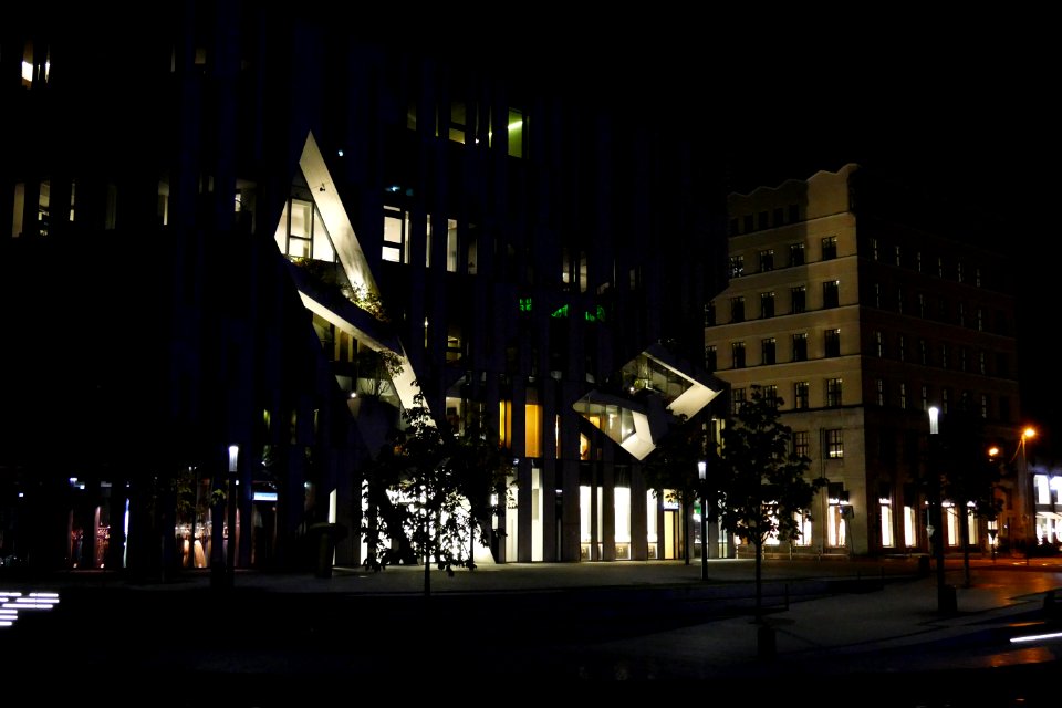 2015.09.26.200258_Apple_Store_night_Düsseldorf