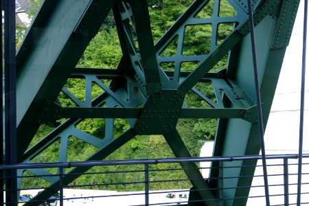 2015.09.26.103431_Schwebebahn_supporting_frame_Wuppertal
