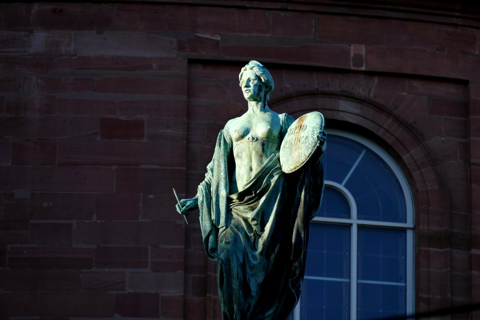 2015.01.11.151320_Statue_Paulskirche_Frankfurt_Main