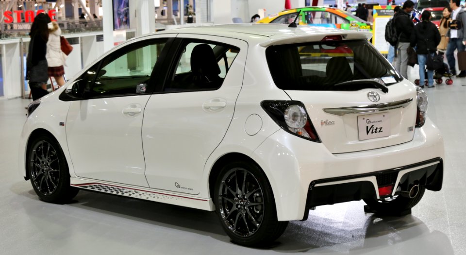 2015_Toyota_Vitz_G's_rear