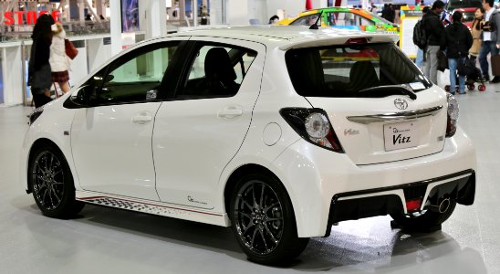 2015_Toyota_Vitz_G's_rear