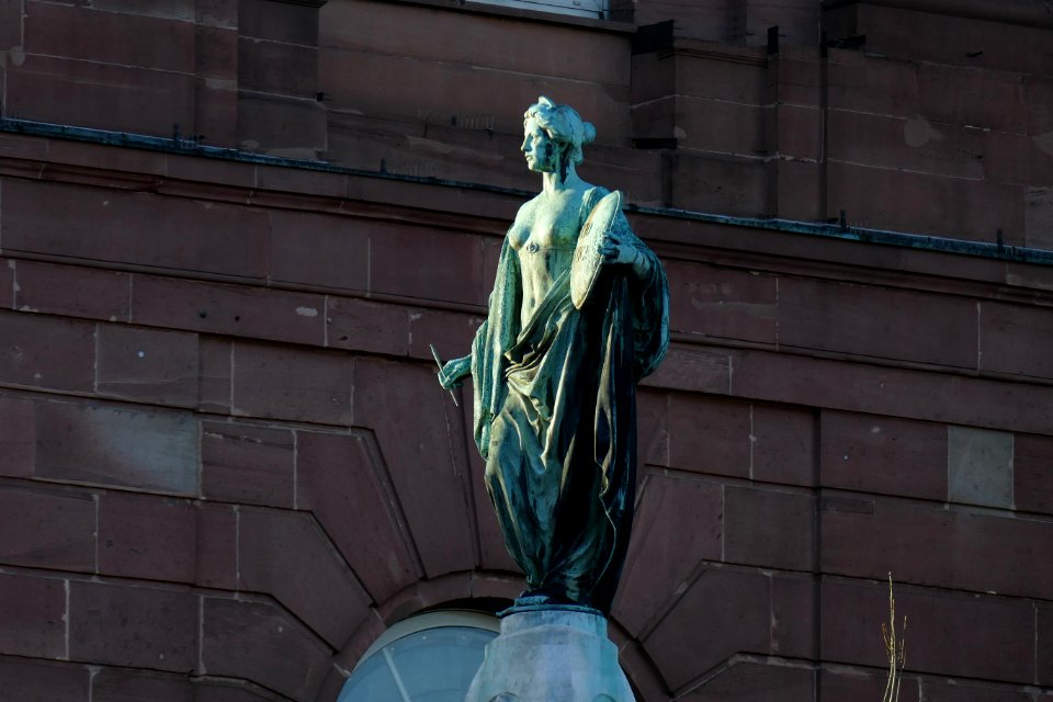 2015.01.11.151128_Statue_Paulskirche_Frankfurt_Main