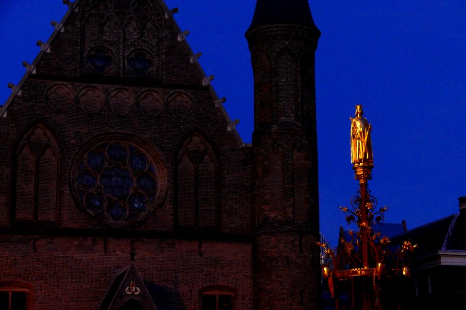2015.03.03.185320_Ridderzaal_Willem_II_statue_fountain_Binnenhof_Den_Haag_NL