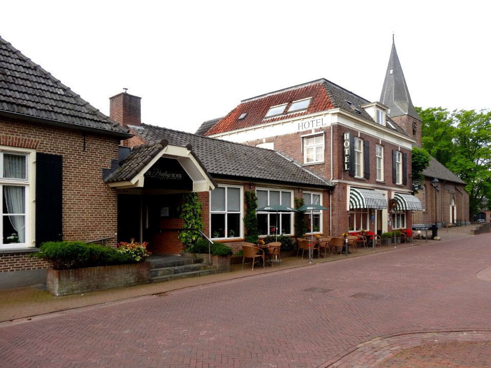 20150522_Dorpsstraat_en_Almens_kerkje1