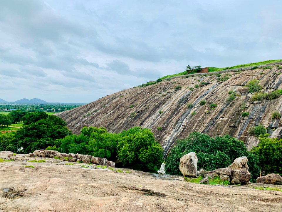 3rd_century_BCE_to_4th_century_CE_Buddhist_monastery_and_artwork,_Phanigiri_Telangana_India_-_01