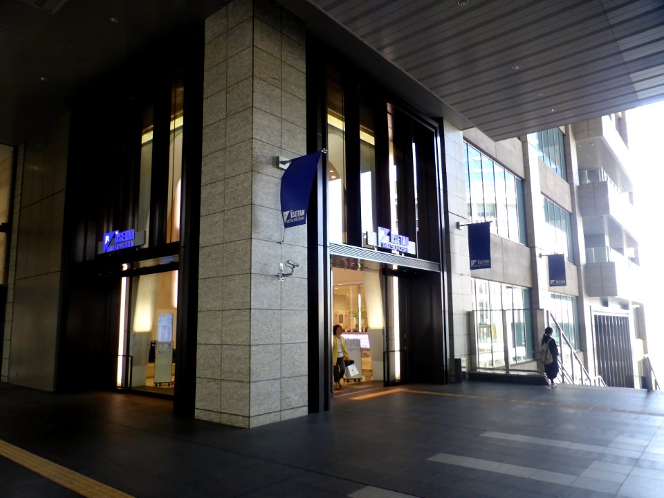 3rd_floor_entrance_of_JR_OSAKA_MITSUKOSHI_ISETAN