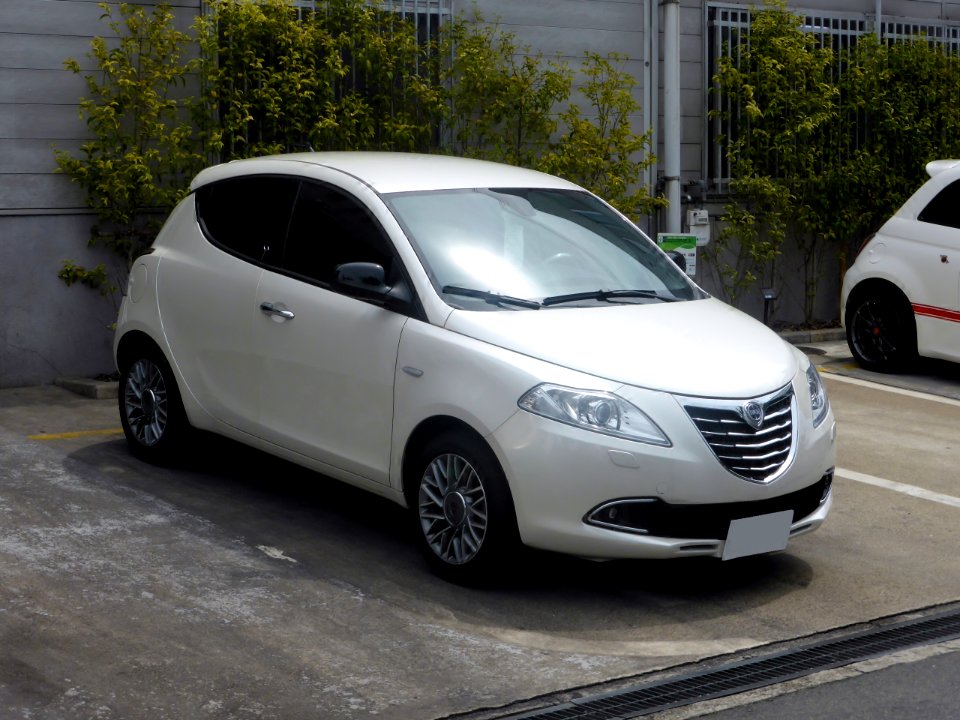3rd_generation_Lancia_Ypsilon_front