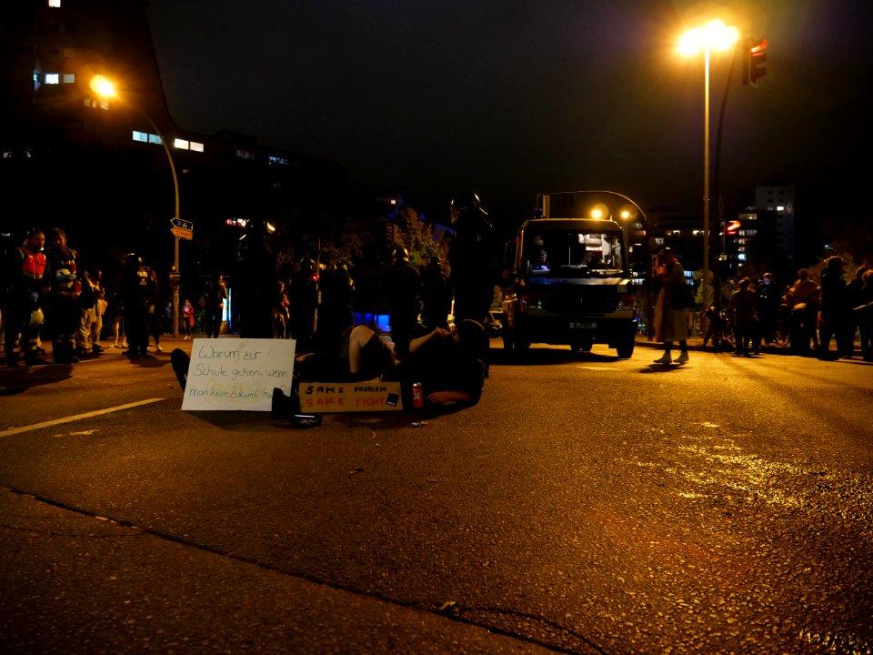 3rd_Global_Climate_Strike_Berlin_Ungehorsam_Für_Alle_Red-Orange-Finger_blockade_28