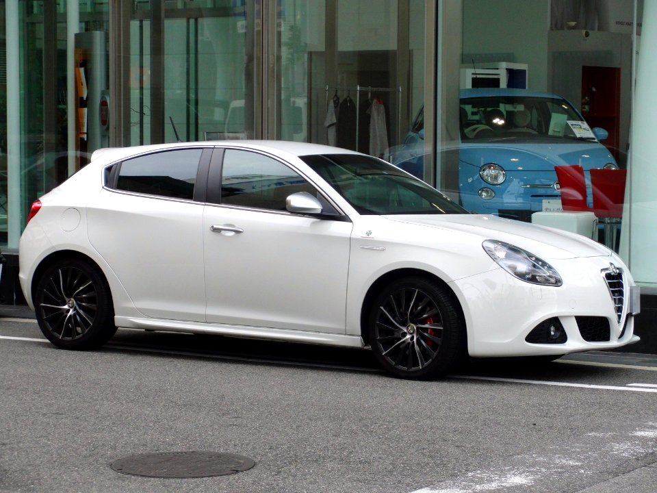 3rd_generation_Alfa_Romeo_Giulietta_Quadrifoglio_Verde_RHD_front