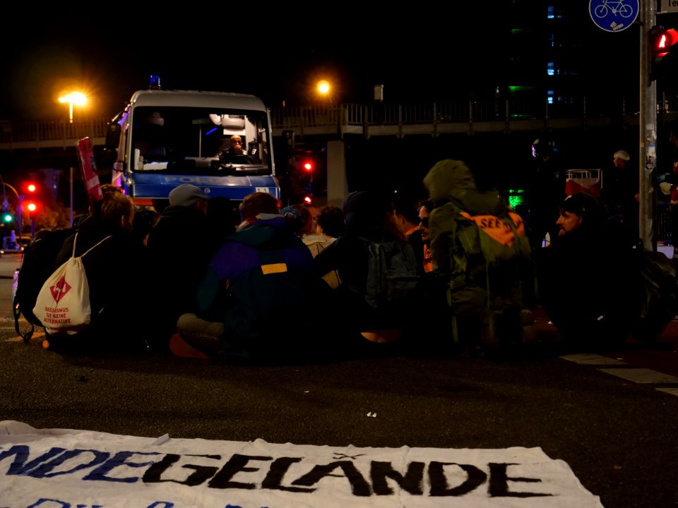 3rd_Global_Climate_Strike_Berlin_Ungehorsam_Für_Alle_Red-Orange-Finger_blockade_31