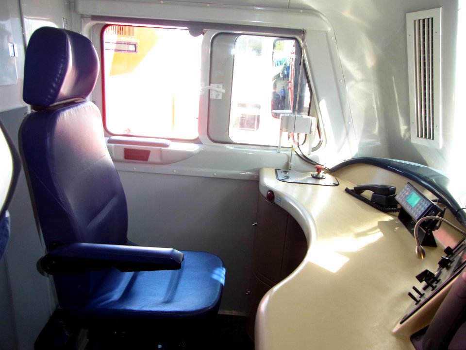 3TE25K2M_interior_-_cabin_left_side
