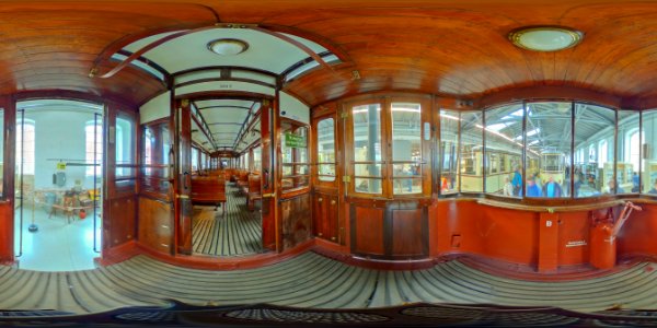 360°_Innenaufnahme_Straßebahnwagen_307_Türbereich_-_Straßenbahnmuseum_Dresden