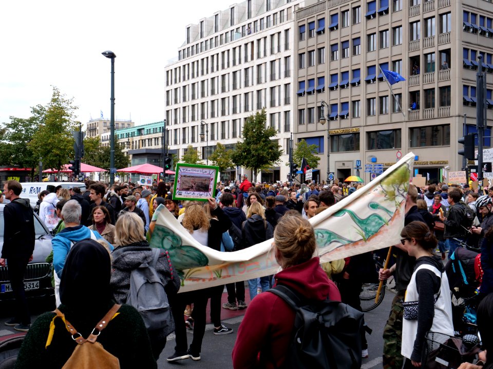 3rd_Global_Climate_Strike_Berlin_people_on_the_way_joining_the_FridaysForFuture_demonstration_07