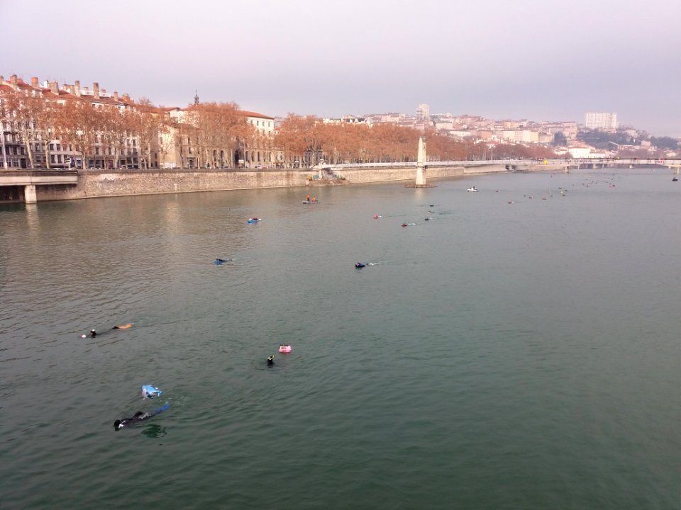 39e_traversée_de_Lyon_à_la_nage_avec_palmes_-_Depuis_le_pont_Lafayette_-_17