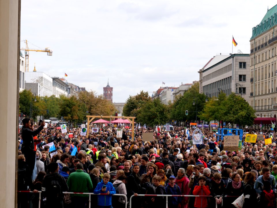 3rd_Global_Climate_Strike_Berlin_FridaysForFuture_demonstration_view_from_stage_25