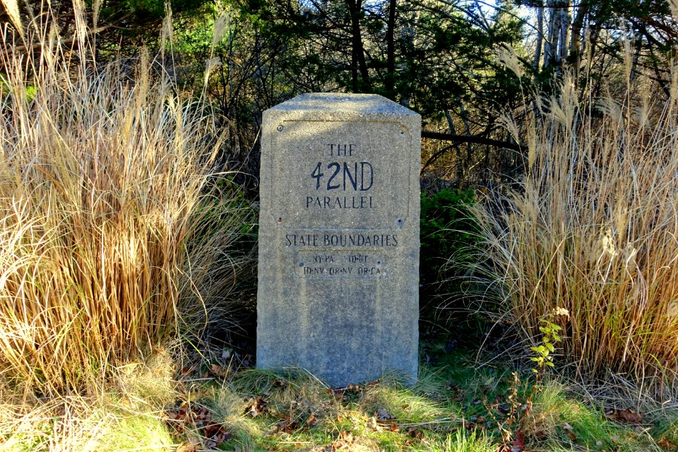 42nd_parallel_marker_-_Kingston,_Massachusetts_-_DSC02030