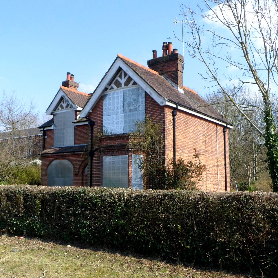 41_and_42_Park_Wall_Farm_Cottages,_Station_Approach,_Falmer_(April_2013)