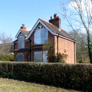 41_and_42_Park_Wall_Farm_Cottages,_Station_Approach,_Falmer_(April_2013)