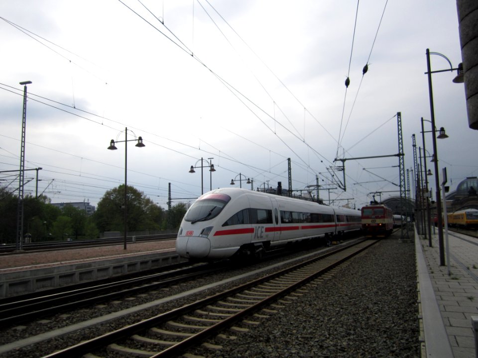 371_003-5_und_ICE_3_Dresden_Hauptbahnhof
