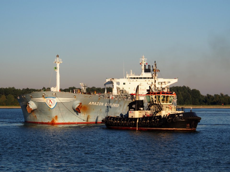 42_(tugboat,_2012)_&_Amazon_Explorer_(ship,_2002),_Port_of_Antwerp_pic2