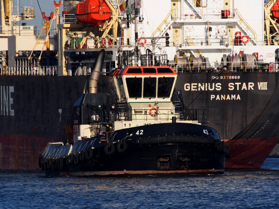 42_(tugboat,_2012)_towing_Genius_Star_through_the_Port_of_Antwerp_pic3