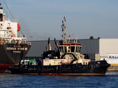 42_(tugboat,_2012)_towing_Genius_Star_through_the_Port_of_Antwerp_pic1